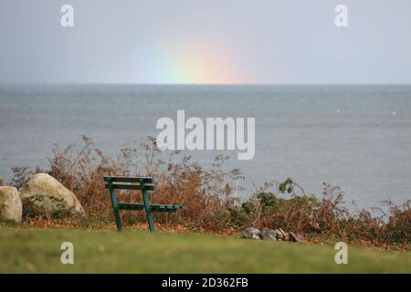 Isle of Arran, Ayrshire, Schottland, Vereinigtes Königreich Arran ist eine Insel vor der Westküste Schottlands. Bank und Regenbogen. Eine friedliche und ruhige Szene Stockfoto