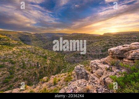 Carlsbad Cavern National Park, New Jersey, USA mit Blick auf Rattlesnake Canyon kurz nach Sonnenuntergang. Stockfoto