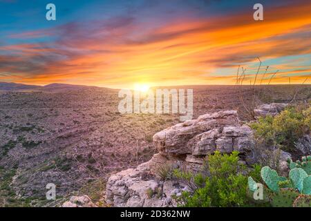 Carlsbad Cavern National Park, New Jersey, USA mit Blick auf Rattlesnake Canyon kurz nach Sonnenuntergang. Stockfoto