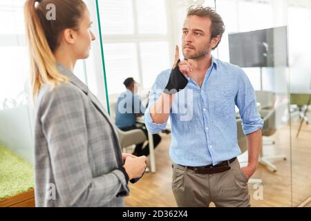 Geschäftsmann mit erhobenem Zeigefinger, der auf Hygiene zeigt Regeln Stockfoto