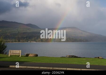 Isle of Arran, Ayrshire, Schottland, Vereinigtes Königreich Arran ist eine Insel vor der Westküste Schottlands. Bank und Regenbogen. Eine friedliche und ruhige Szene Stockfoto