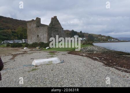 Lochranza Castle ist ein befestigtes Turmhaus mit L-Plan, das auf einem Vorgebirge in Lochranza, im nördlichen Teil der Insel Arran in Schottland, liegt. Stockfoto