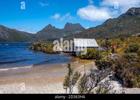 TASMANIEN, AUSTRALIEN - 18. Dez 2019: Wandern Paar Spaziergang vorbei an der berühmten Bootsschuppen in Mount Cradle. Stockfoto