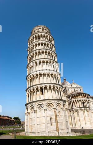 Pisa, der Schiefe Turm, der Glockenturm der Kathedrale (Santa Maria Assunta) im romanischen Stil, Piazza dei Miracoli (Platz der Wunder). Italien. Stockfoto