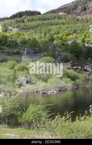 Loch Doon Castle, Loch Doon, Ayrshire, Dumfries & Galloway, Schottland Großbritannien.das Schloss wurde an der Seite des loch aufgrund einer Wasserkraft abgebaut und wieder aufgebaut Stockfoto
