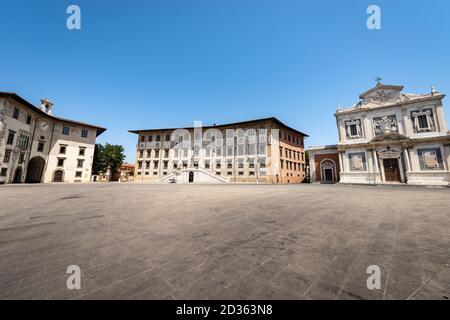 Pisa, Platz der Ritter mit dem Gebäude der Universität (Palazzo della Carovana, Scuola normale Superiore) und die Kirche von Santo Stefano. Stockfoto