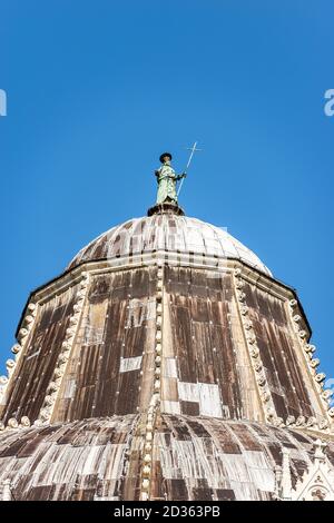 Nahaufnahme des Baptisteriums von Pisa mit der Bronzestatue des Heiligen Johannes des Täufers, Piazza dei Miracoli (Platz der Wunder). Toskana, Italien, Europa Stockfoto