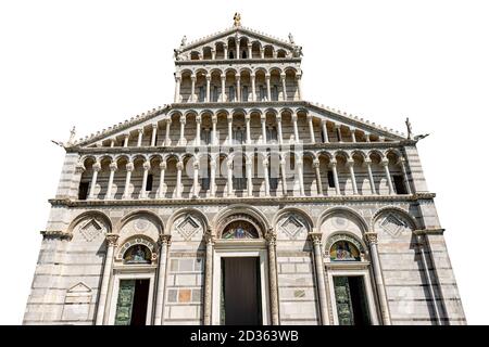 Fassade der Kathedrale von Pisa, (Dom Santa Maria Assunta), in Pisaner romanischen Stil, isoliert auf weißem Hintergrund. Toskana, Italien, Europa. Stockfoto