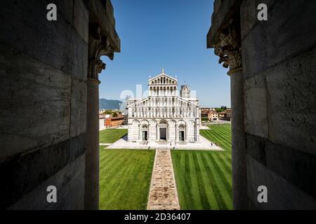 Kathedrale (Dom Santa Maria Assunta) und Schiefer Turm von Pisa, Piazza dei Miracoli (Platz der Wunder), UNESCO-Weltkulturerbe, Italien. Stockfoto