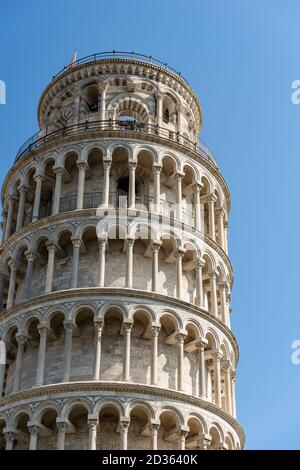 Nahaufnahme des Schiefen Turms von Pisa, Glockenturm der Kathedrale (Duomo di Santa Maria Assunta) im romanischen Stil. (1173 - XIV Jahrhundert). Toskana, Italien. Stockfoto