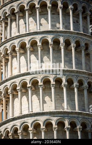Nahaufnahme des Schiefen Turms von Pisa, Glockenturm der Kathedrale (Duomo di Santa Maria Assunta) im romanischen Stil. (1173 - XIV Jahrhundert). Toskana, Italien. Stockfoto