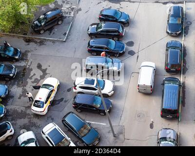 MOSKAU, RUSSLAND - 19. SEPTEMBER 2020: Draufsicht auf Autos im Freien lokalen Parkplatz im städtischen Hof in Koptevo Bezirk der Stadt Moskau am September Stockfoto