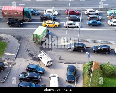 MOSKAU, RUSSLAND - 19. SEPTEMBER 2020: Draufsicht der Einfahrt vom lokalen Parkplatz im städtischen Hof zur Straße in Koptevo Bezirk der Stadt Moskau auf SE Stockfoto