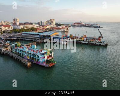 Georgetown, Penang/Malaysia - Feb 28 2020: Luftaufnahme Fährterminal mit Hintergrund Pier Swettenham. Stockfoto