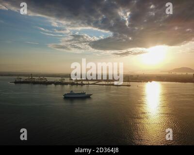 Georgetown, Penang/Malaysia - 28 2020. Feb: Kreuzfahrtschiff am Meer von Penang. Stockfoto