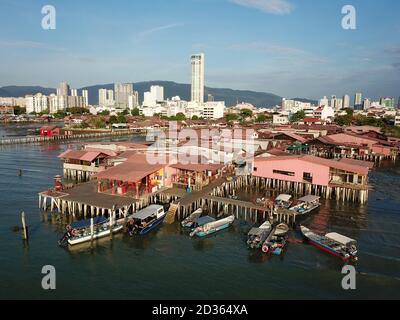 Georgetown, Penang/Malaysia - Feb 28 2020: Luftbildboote ankern in der Nähe der Holzbrücke traditioneller chinesischer Clansiedlungen. Stockfoto