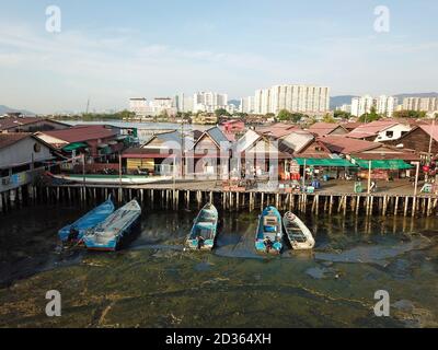 Georgetown, Penang/Malaysia - Feb 28 2020: Chew Jetty Holzbrücke und Haus auf dem Wasser. Stockfoto