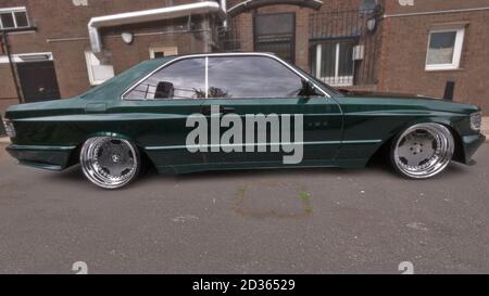 GRÜNES AUTO RENDER SEITENANSICHT Stockfoto
