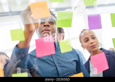 Afrikanischer Geschäftsmann jotting nach unten Idee auf ein Stück Vortrag im Brainstorming-Seminar Stockfoto