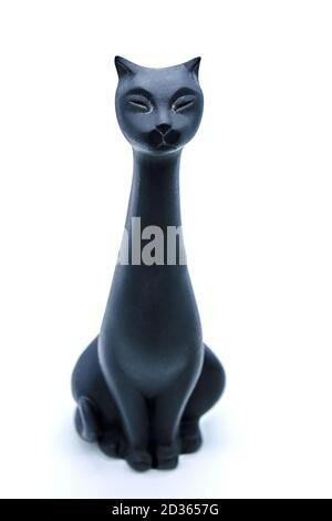 Figur einer großen schwarzen Katze. Weißer Hintergrund, isolieren. Statue einer sitzenden hohen Katze. Stockfoto