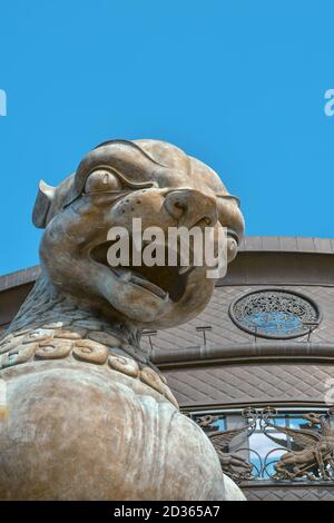 Kasan, Russland, 17. September 2020. Skulptur des Kopfes eines Leoparden vor dem Hintergrund der Mitte der Familie Nahaufnahme. Ansicht von unten Stockfoto