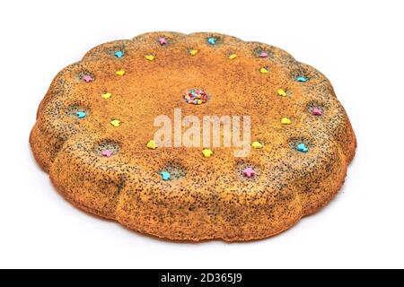 Hausgemachte Kuchen mit Zuckerstreuseln aus der Nähe. Großer orangefarbener Kuchen auf isoliertem weißem Hintergrund. Köstlicher Backorangenkuchen. Stockfoto