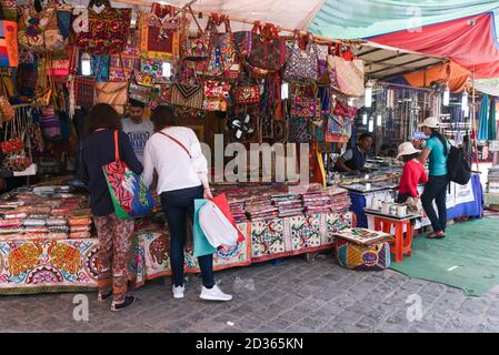 DELHI, INDIEN Touristen Menschen tun Shopping, dekorierte Handtüten und Handtasche mit reichen Stickereien Designs auf Ausstellungsverkauf angezeigt Stockfoto