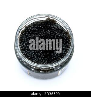 Offenes Glas mit schwarzem Kaviar auf isoliertem weißem Hintergrund. Eine Delikatesse aus den Eiern des Störs. Luxus-Essen aus der Wolga in Russland. Draufsicht auf Stockfoto