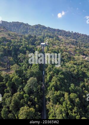 Georgetown, Penang/Malaysia - Feb 28 2020: Luftaufnahme Standseilbahn auf Penang Hill. Stockfoto