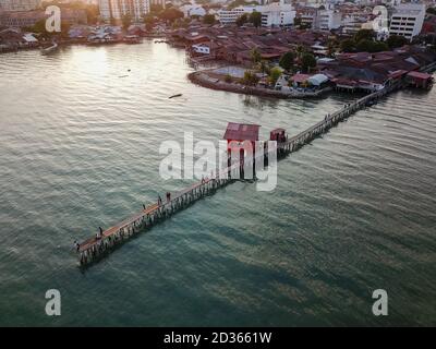 Georgetown, Penang/Malaysia - Feb 28 2020: Luftaufnahme Tan Jetty mit rotem Tempel bei Sonnenuntergang. Stockfoto