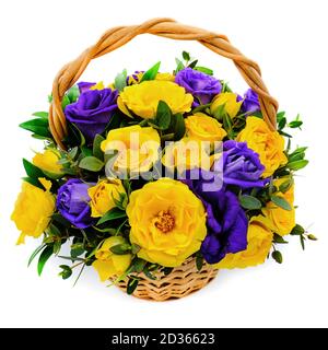 Korb mit gelben und blauen Rosen. Schöner Blumenstrauß auf weißem, isoliertem Hintergrund. Dekorative Komposition von Rosen. Leuchtend lila und gelbe Blüten i Stockfoto