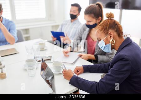 Junge Geschäftsfrau nimmt Notizen in einem Workshop oder Seminar Stockfoto