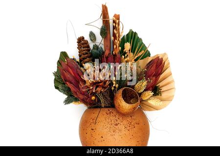 Bouquet von getrockneten Blumen in einer Vase, schöne Ikebana Zusammensetzung von ungewöhnlichen gelben, grünen und roten Pflanzen. Auf weißem Hintergrund isolieren. Getreideohren, l Stockfoto