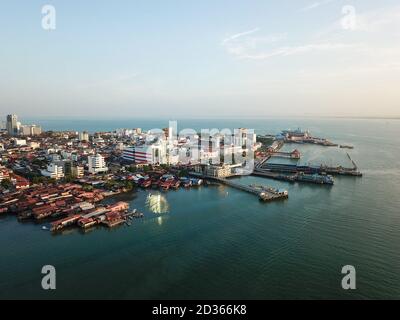 Georgetown, Penang/Malaysia - 29 2020. Februar: Blick am Morgen auf den Clan-Anlegesteg und den Fährhafen. Stockfoto