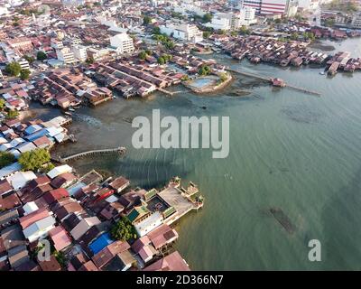 Georgetown, Penang/Malaysia - Feb 29 2020: Holzhaus auf Stelzen am Clansteg gebaut. Stockfoto