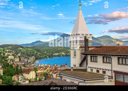 Luftaufnahme der Skyline von Luzern und des Vierwaldstättersees, Kanton Luzern, Schweiz. Stockfoto