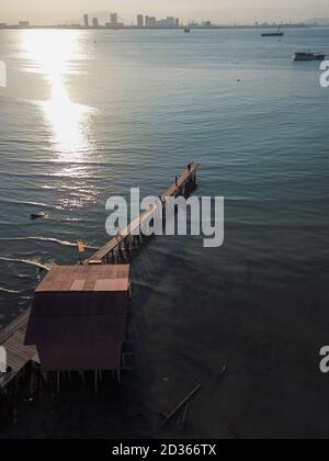 Georgetown, Penang/Malaysia - 29 2020. Feb: Roter Tempel mit Holzbrücke am Chew Jetty. Stockfoto