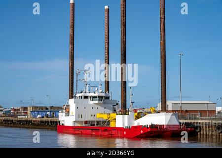 Ziton Wind ein Installationsschiff für Windkraftanlagen mit hydraulischem Aufzug Fähigkeit Stockfoto