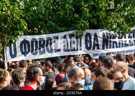 Schild mit der Aufschrift "Angst wird nicht siegen" während der Verkündung des Urteils des Prozesses der Goldenen Morgenröte in Athen, Griechenland. Stockfoto