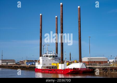 Ziton Wind ein Installationsschiff für Windkraftanlagen mit hydraulischem Aufzug Fähigkeit Stockfoto