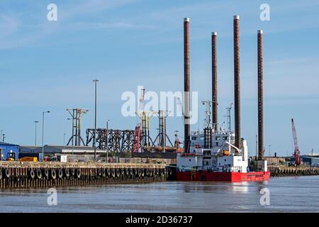 Ziton Wind ein Installationsschiff für Windkraftanlagen mit hydraulischem Aufzug Fähigkeit Stockfoto