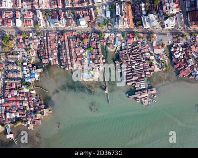 Georgetown, Penang/Malaysia - 29 2020. Feb: Luftaufnahme über den Clan Jetty bei Pengkalan Weld. Stockfoto