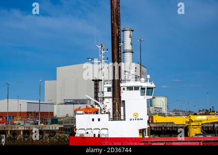 Ziton Wind ein Installationsschiff für Windkraftanlagen mit hydraulischem Aufzug Fähigkeit Stockfoto