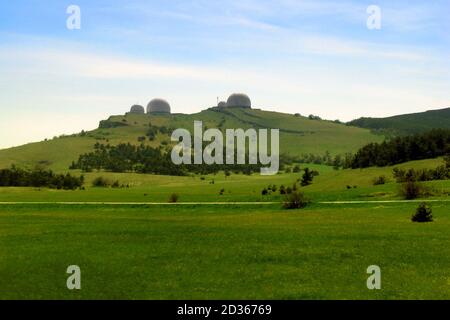 Observatorium auf dem Hügel des grünen Hügels. Hügelige Landschaft mit Blick auf die Krimsternwarte in Jalta. Stockfoto