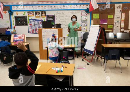 Austin, TX USA 6. Oktober 2020: Unter der aufmerksamen Aufsicht von erfahrener Erstklässellehrerin Nicole Miller und mit viel PPE-Vorbereitung, hebt das persönliche Lernen am zweiten Unterrichtstag im Campbell Elementary in Austin wieder an. Der öffentliche Campus des Austin Independent School District nutzt im Zeitalter des Coronavirus eine Kombination aus fernem und personellem Lernen. Kredit: Bob Daemmrich/Alamy Live Nachrichten Stockfoto