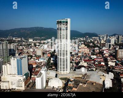 Georgetown, Penang/Malaysia - Feb 29 2020: Luftaufnahme KOMTAR mit Georgetown City. Stockfoto