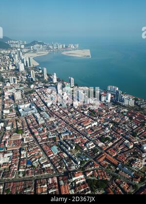 Georgetown, Penang/Malaysia - Feb 29 2020: UNESCO-Weltkulturerbe Georgetown und Gurney Drive im Hintergrund. Stockfoto