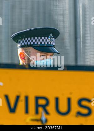 WESTMINSTER LONDON, GROSSBRITANNIEN 7. OKTOBER 2020. Ein Polizist, der in Westminster eine schützende Gesichtsmask trägt. Das Gesundheitsministerium hat bekannt gegeben, dass die Fälle von Coronavirus in Großbritannien um fast 15,000 gestiegen sind und die Zahl der Todesopfer innerhalb von 24 Stunden um 76 gestiegen ist. Kredit: amer ghazzal/Alamy Live Nachrichten Stockfoto