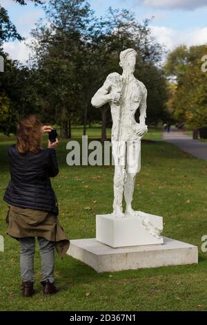 London, Großbritannien. Oktober 2020. A Woman Views 'Untitled 1 (bodybuilders)', 2015, von David Altmejd bei der Frieze Sculpture, einer jährlichen Ausstellung internationaler Künstler im Regent’s Park. Die Werke sind bis zum 18. Oktober der Öffentlichkeit zugänglich. Kredit: Stephen Chung / Alamy Live Nachrichten Stockfoto