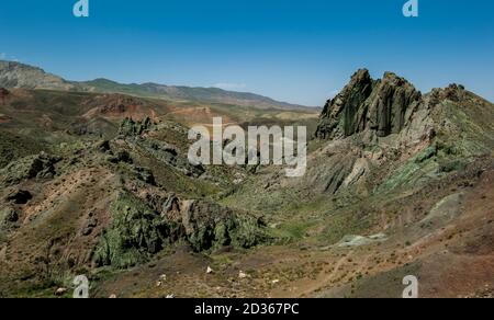 Die wunderschön gefärbte karge Landschaft aus der Nähe des Ishak Pasa Palastes in Dogubayazit im Fernen Osten der Türkei. Stockfoto